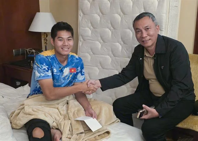 Hình ảnh một người đang điền vào biểu mẫu liên hệ trực tuyến của 18win apk